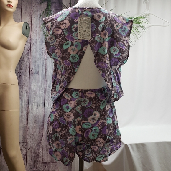 Floral V Neck Open Back Romper - Picture 10 of 12
